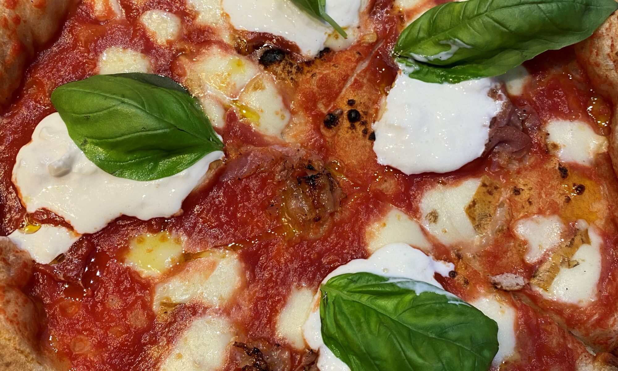 MARGHERITA SPECIAL: Pomodoro gran riserva, Mozzarella affumicata, Pancetta al pepe, Stracciatella, Basilico, Olio Evo